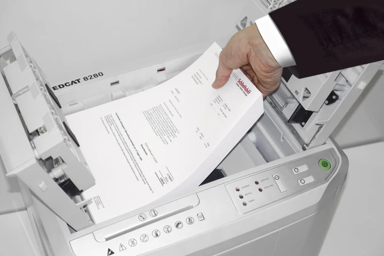 SHREDCAT-8280-B-AUTO-FEED-SYSTEM-hand-19-web.jpg