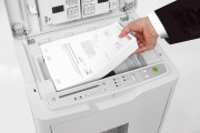 SHREDCAT-8285-B-AUTO-FEED-SYSTEM-hand-19-web.jpg